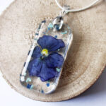 pendentif blue flower fleur naturelle résine inclusion bijou nature bijoux végétal femme cadeau