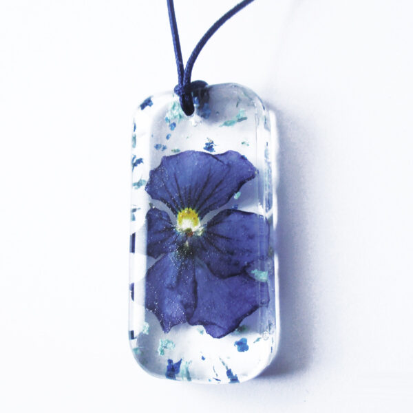 pendentif blue flower fleur naturelle résine inclusion bijou nature bijoux végétal femme cadeau