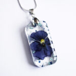 pendentif blue flower fleur naturelle résine inclusion bijou nature bijoux végétal femme cadeau