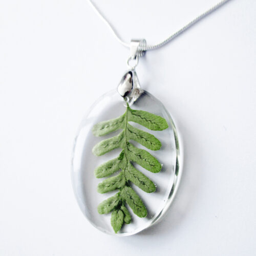 pendentif-feuille-de forêt vert en résine, argent et fleurs bijoux nature original cadeau femme tendance nature fleur porte-bonheur