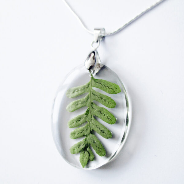pendentif-feuille-de forêt vert en résine, argent et fleurs bijoux nature original cadeau femme tendance nature fleur porte-bonheur