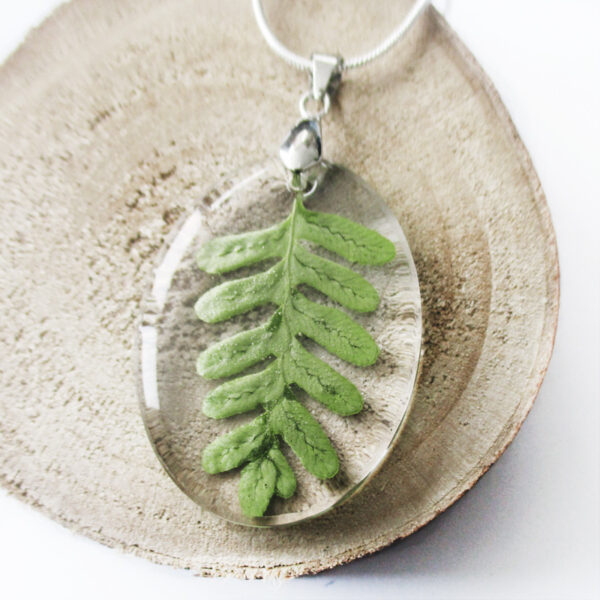 pendentif-feuille-de forêt vert en résine, argent et fleurs bijoux nature original cadeau femme tendance nature fleur porte-bonheur