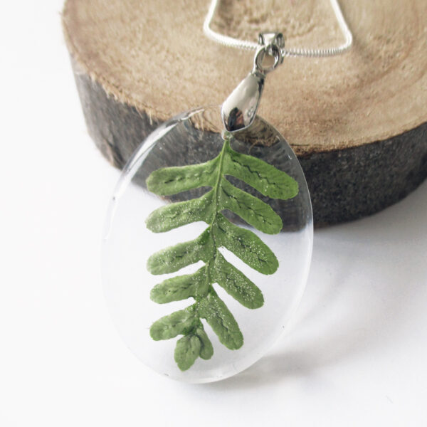 pendentif-feuille-de forêt vert en résine, argent et fleurs bijoux nature original cadeau femme tendance nature fleur porte-bonheur