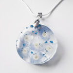 pendentif-fleur-de-myosotis- en résine d'inclusion et fleurs couleur bordeaux sang collier floral Bijoux femme cadeau original nature en argent 925
