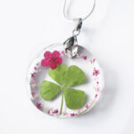 pendentif-kawaii-trefle à quatre feuilles -en résine d'inclusion et fleurs couleur bordeaux sang collier floral Bijoux femme cadeau original nature en argent 925