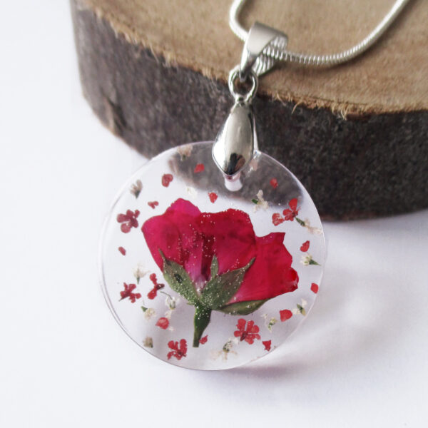 pendentif-mini-rose-rouge-en résine, argent et fleurs bijoux nature original cadeau femme tendance nature fleur porte-bonheur