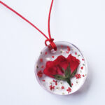 pendentif-mini-rose-rouge-en résine, argent et fleurs bijoux nature original cadeau femme tendance nature fleur porte-bonheur