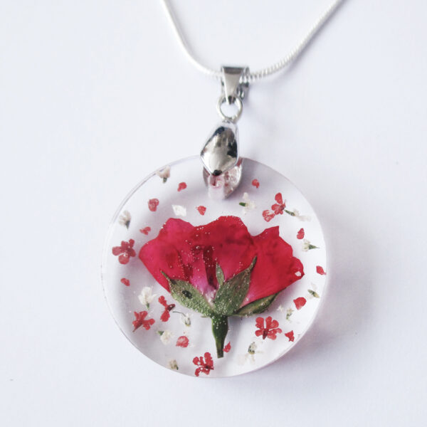pendentif-mini-rose-rouge-en résine, argent et fleurs bijoux nature original cadeau femme tendance nature fleur porte-bonheur