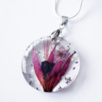 pendentif-suzanne-fleurs de fuchsia en résine d'inclusion et fleurs couleur bordeaux sang collier floral Bijoux femme cadeau original nature en argent 925