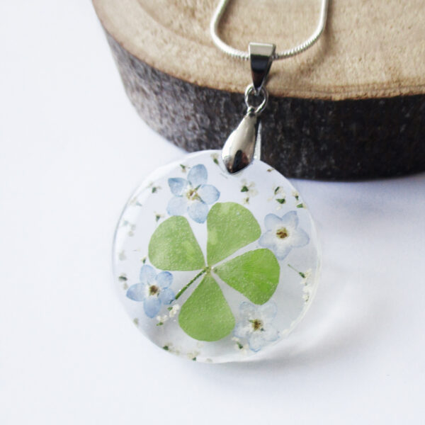 pendentif trèfle et myosotis fleur naturelle résine bois inclusion bijou femme cadeau nature