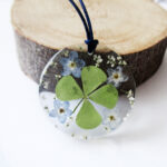 pendentif trèfle et myosotis fleur naturelle résine bois inclusion bijou femme cadeau nature