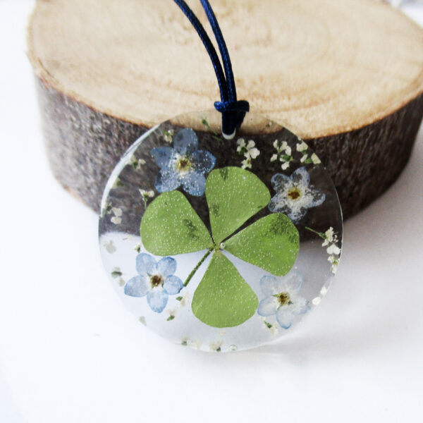 pendentif trèfle et myosotis fleur naturelle résine bois inclusion bijou femme cadeau nature