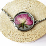 bracelet mauve rose en résine, argent et fleurs bijoux nature original cadeau femme tendance nature fleur porte-bonheur