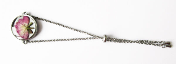 bracelet mauve rose en résine, argent et fleurs bijoux nature original cadeau femme tendance nature fleur porte-bonheur