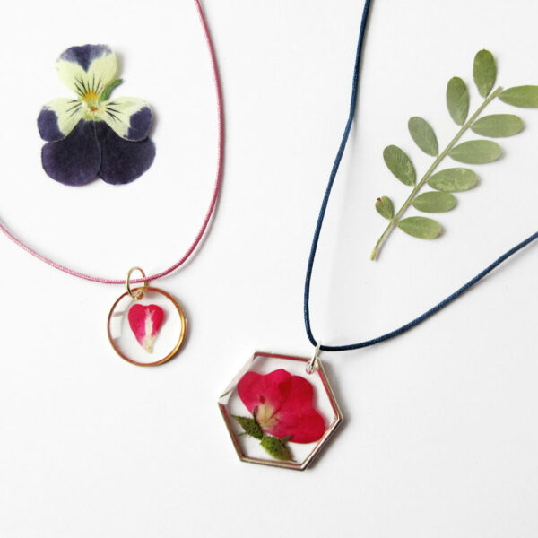bijou pampille de fleurs en résine, argent et fleurs bijoux nature original cadeau femme tendance nature fleur porte-bonheur