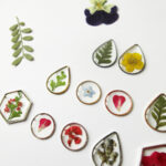 bijou pampille de fleurs en résine, argent et fleurs bijoux nature original cadeau femme tendance nature fleur porte-bonheur