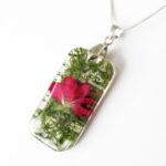 pendentif ornella en résine et pétale fleur de rose mousse végétale inclusion nature bijou cadeau pour femme collier végétal