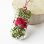 pendentif ornella en résine et pétale fleur de rose mousse végétale inclusion nature bijou cadeau pour femme collier végétal