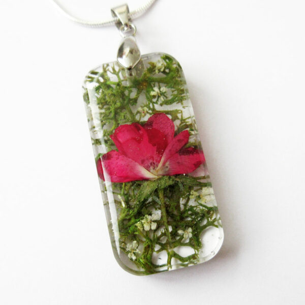 pendentif ornella en résine et pétale fleur de rose mousse végétale inclusion nature bijou cadeau pour femme collier végétal