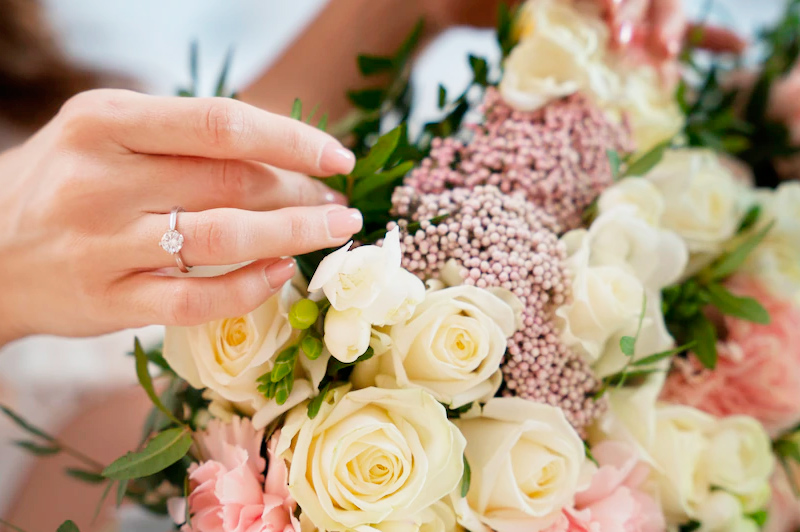 Bijoux et cadeaux de mariage en résine et fleurs bouquet
