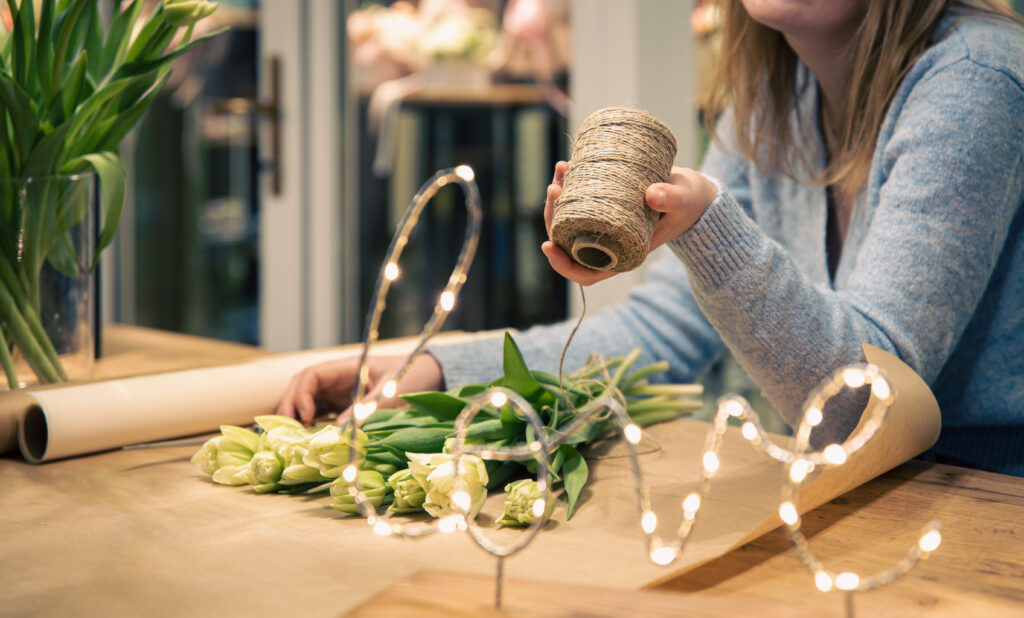 Bijoux et cadeaux de mariage en résine et fleurs séchage floral création artisanat