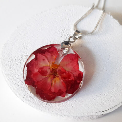 pendentif pétales de rose bijou nature en résine et fleurs naturelles rose bijoux végétal