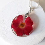 pendentif pétales de rose bijou nature en résine et fleurs naturelles rose bijoux végétal