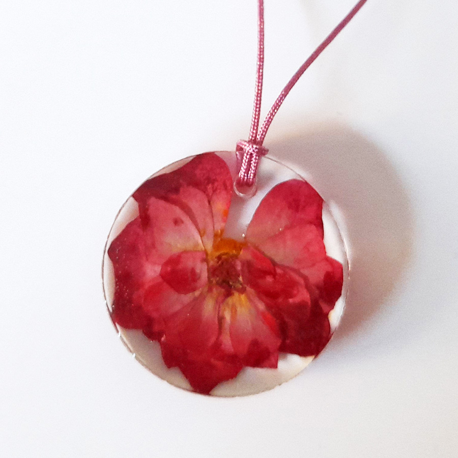 pendentif pétales de rose bijou nature en résine et fleurs naturelles rose bijoux végétal